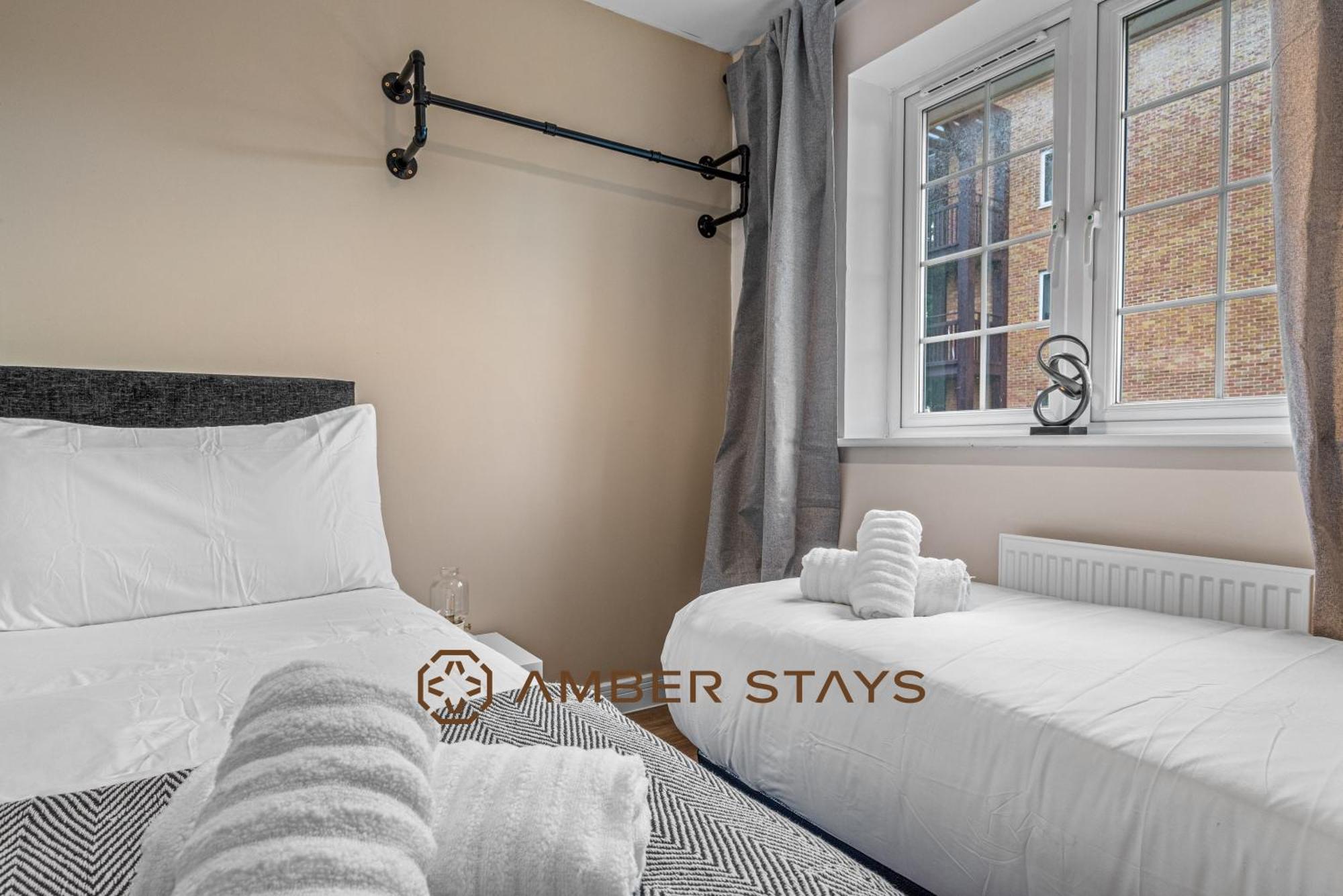 Spacious 5 Bed House In Reading By Amber Stays, Perfect For Business & Contractors, Sleeps 12! エクステリア 写真