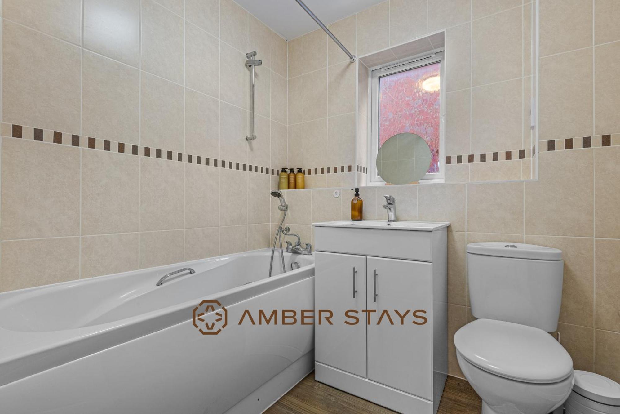 Spacious 5 Bed House In Reading By Amber Stays, Perfect For Business & Contractors, Sleeps 12! エクステリア 写真