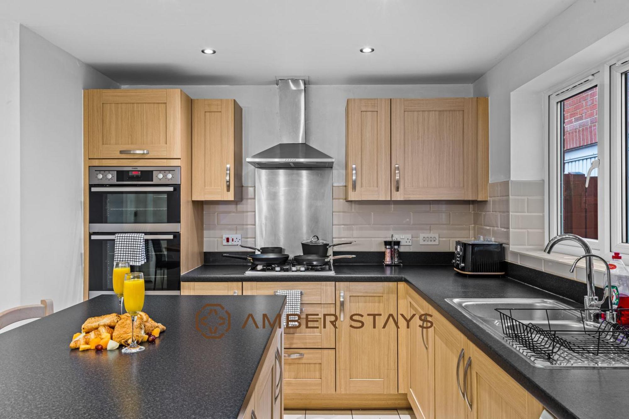 Spacious 5 Bed House In Reading By Amber Stays, Perfect For Business & Contractors, Sleeps 12! エクステリア 写真