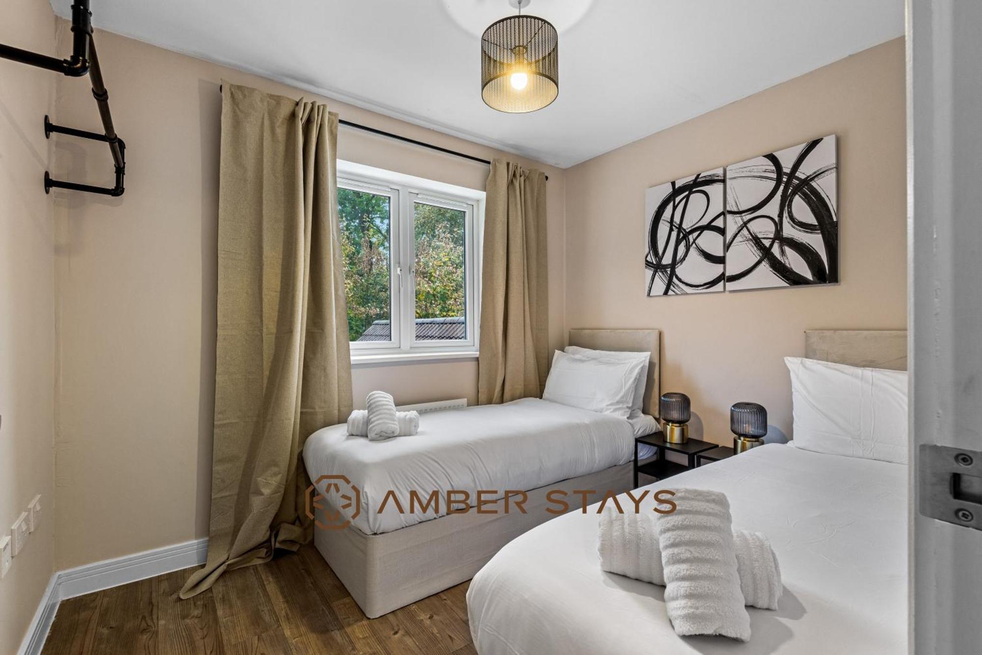 Spacious 5 Bed House In Reading By Amber Stays, Perfect For Business & Contractors, Sleeps 12! エクステリア 写真