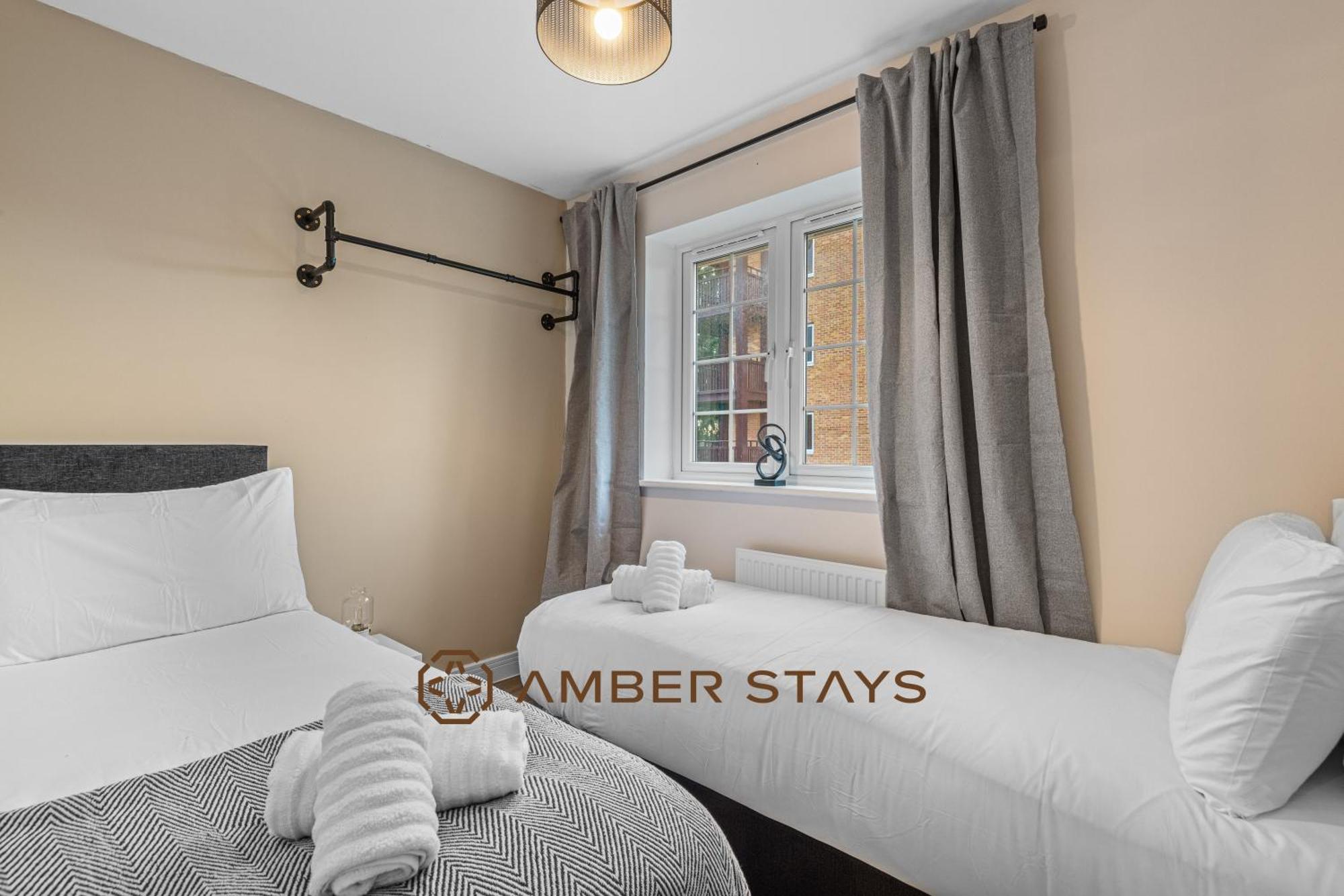 Spacious 5 Bed House In Reading By Amber Stays, Perfect For Business & Contractors, Sleeps 12! エクステリア 写真
