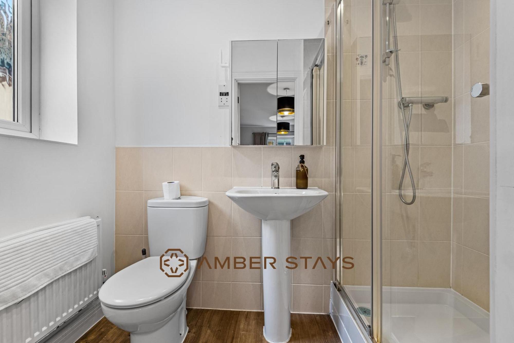 Spacious 5 Bed House In Reading By Amber Stays, Perfect For Business & Contractors, Sleeps 12! エクステリア 写真